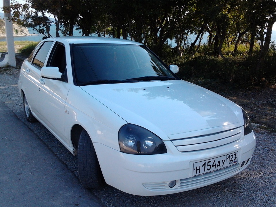 Тонированные фары приора 2. Оптика приора 1. Белые фары приора. Белые фары на приору. Белые фары приора.