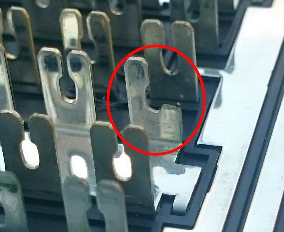 Корень зла — отломана часть контакта предохранителя ЭБУ — Hyundai Elantra (3G)