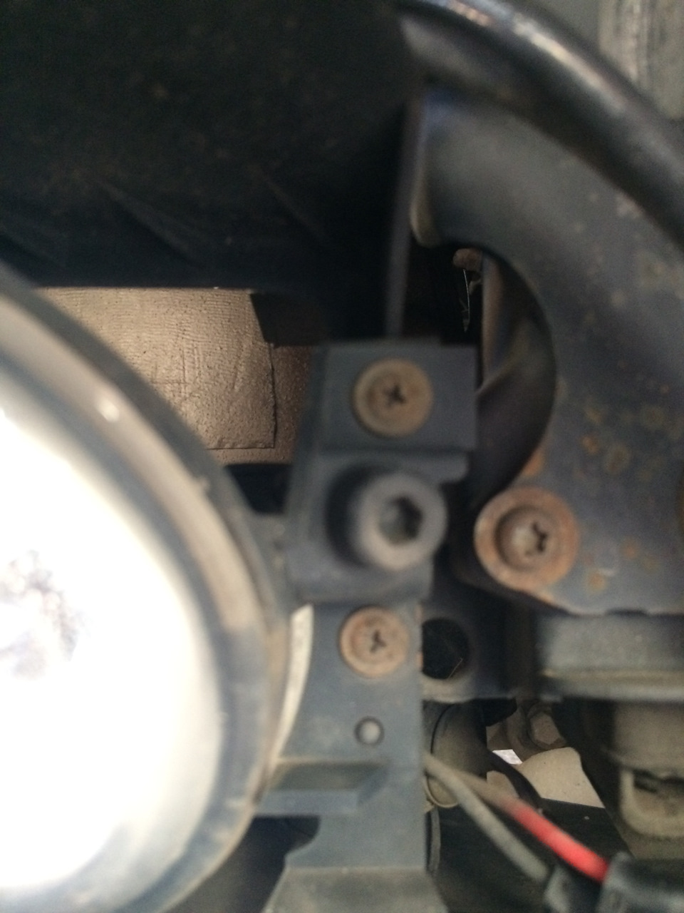 Фару удерживают два самореза спереди. — Volkswagen Touareg (1G)