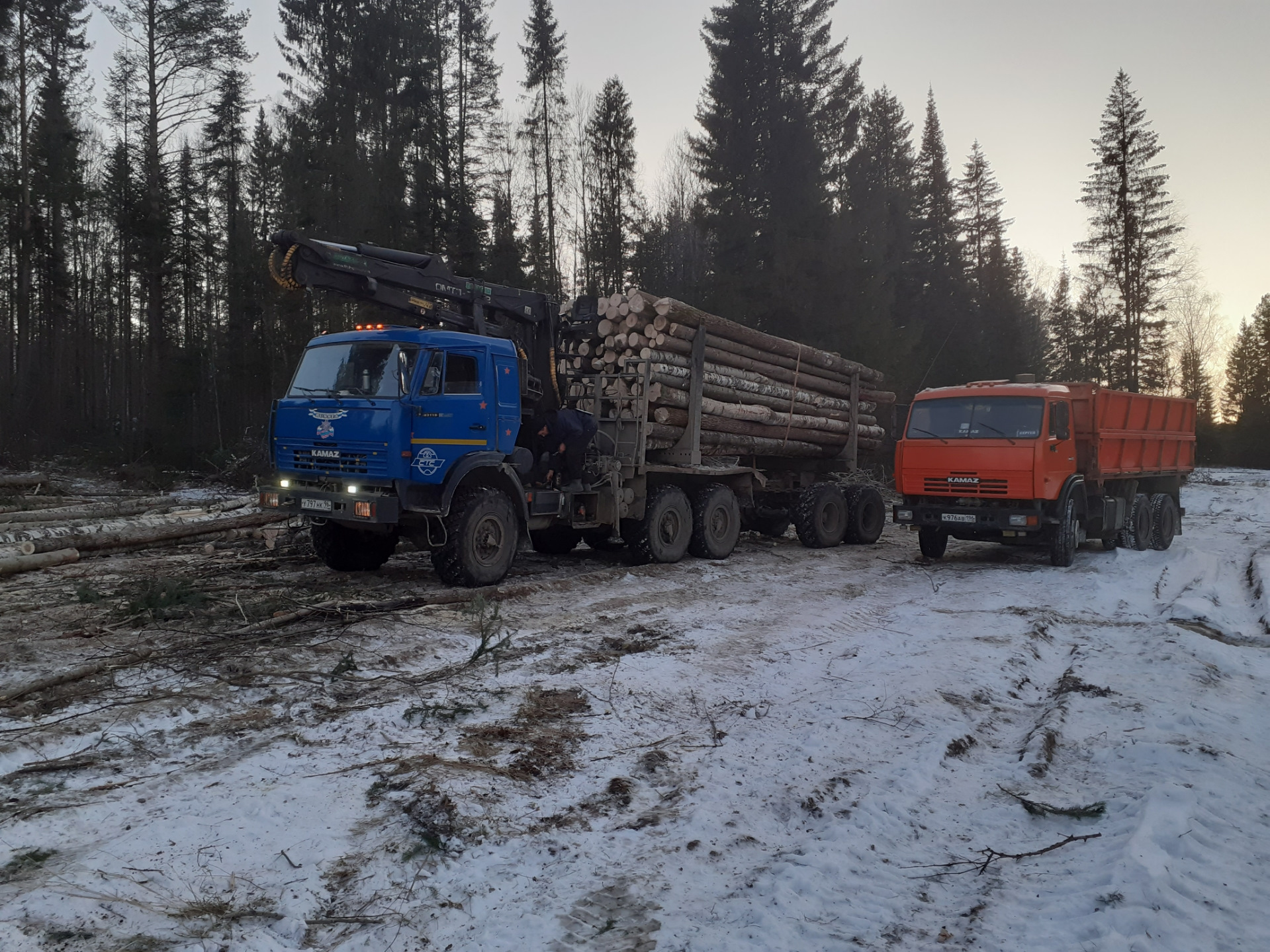 Камаз буксует в лесу