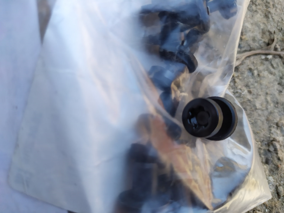 Клипсы MASUMA KE143 — Renault Logan (1G). Запчасти на фото: KE143