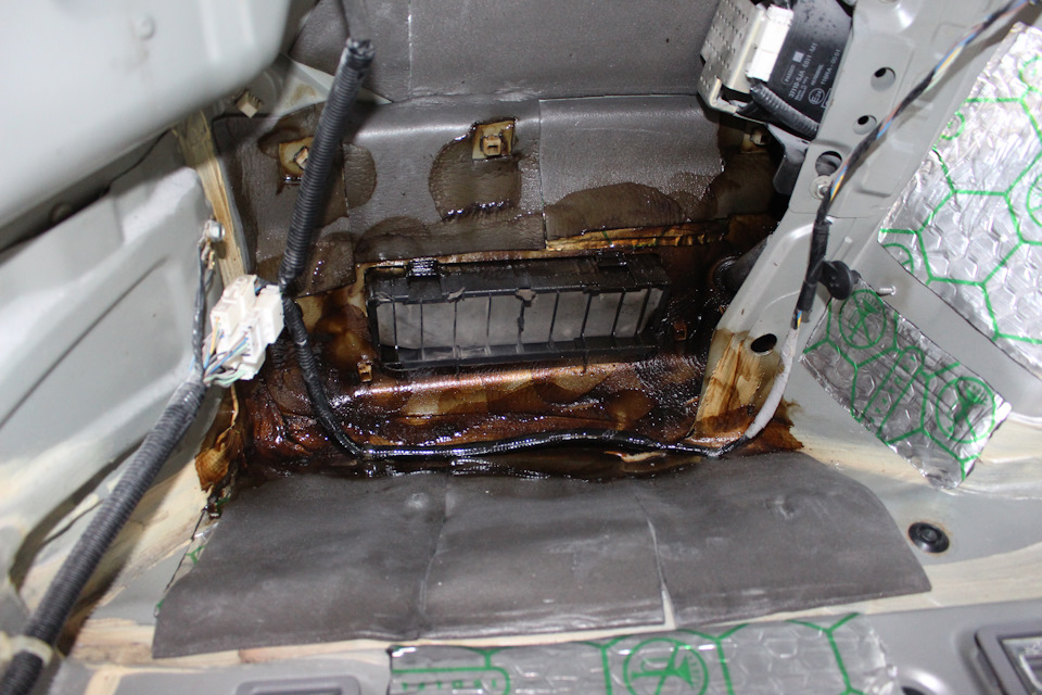 Обработка скрытых полостей кузова. — Honda Legend (KB), 3,5 л, 2007 ...