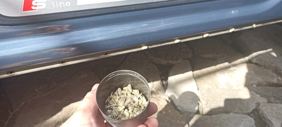 Как снять клипсу уплотнителя порога/арки — Audi Q5 (1G), 2 л, 2009 года ...