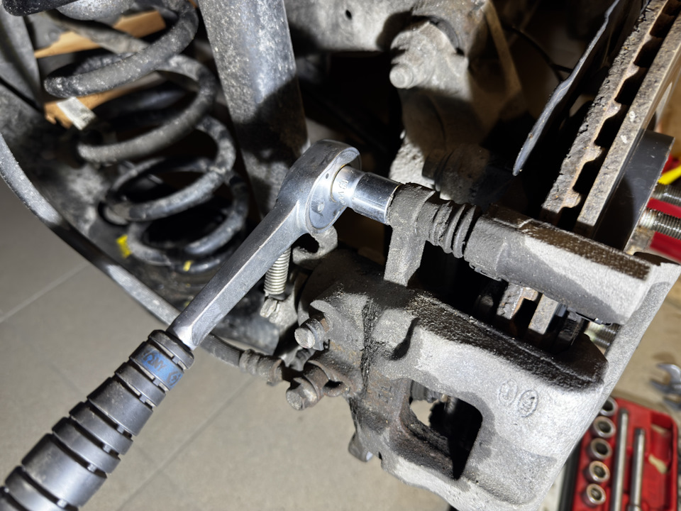 Откручиваем нижний болт и верхний. — KIA Sorento (4G)