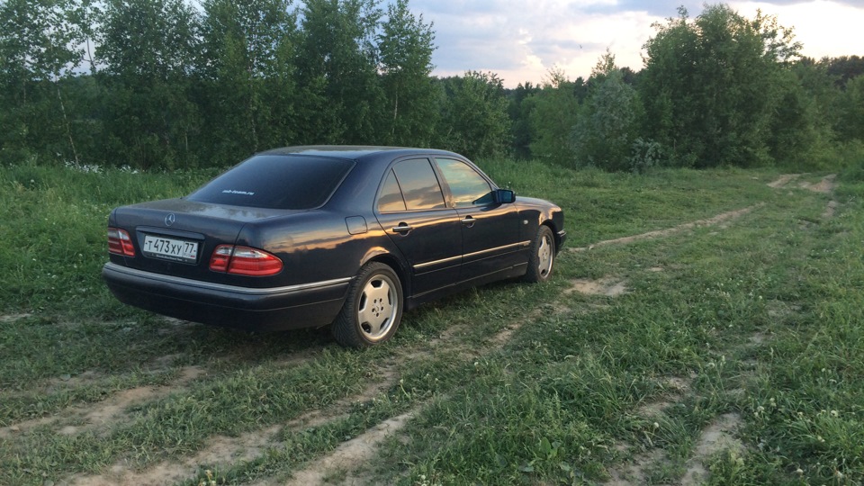Mercedes-Benz E-Class dark blue star