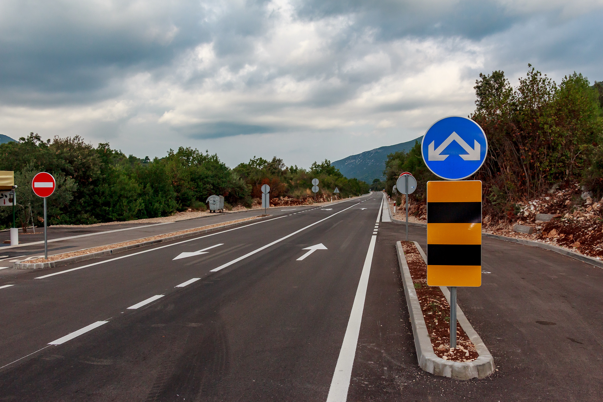 Автотрассы Хорватии изобилуют дорожными знаками и четкой разметкой