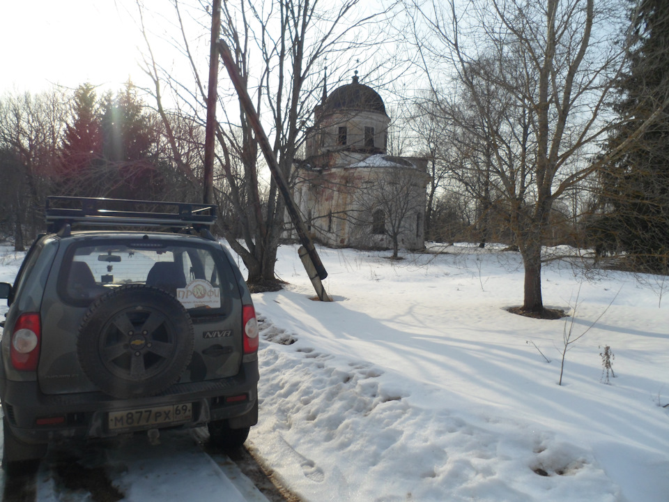 Жаб с любопытством рассматривает достопримечательности. — Chevrolet Niva (1G)