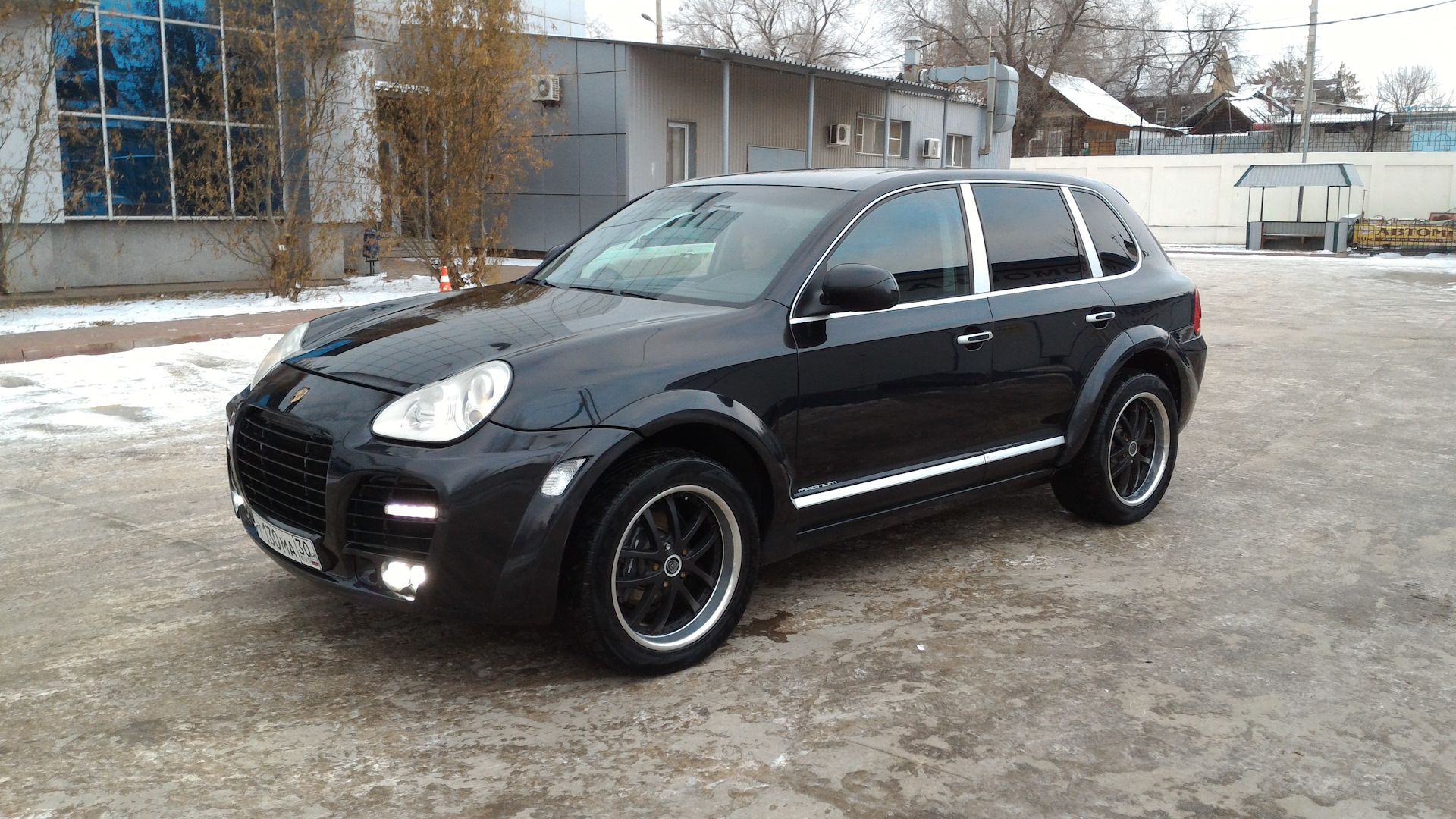 Porsche Cayenne красный на белых дисках