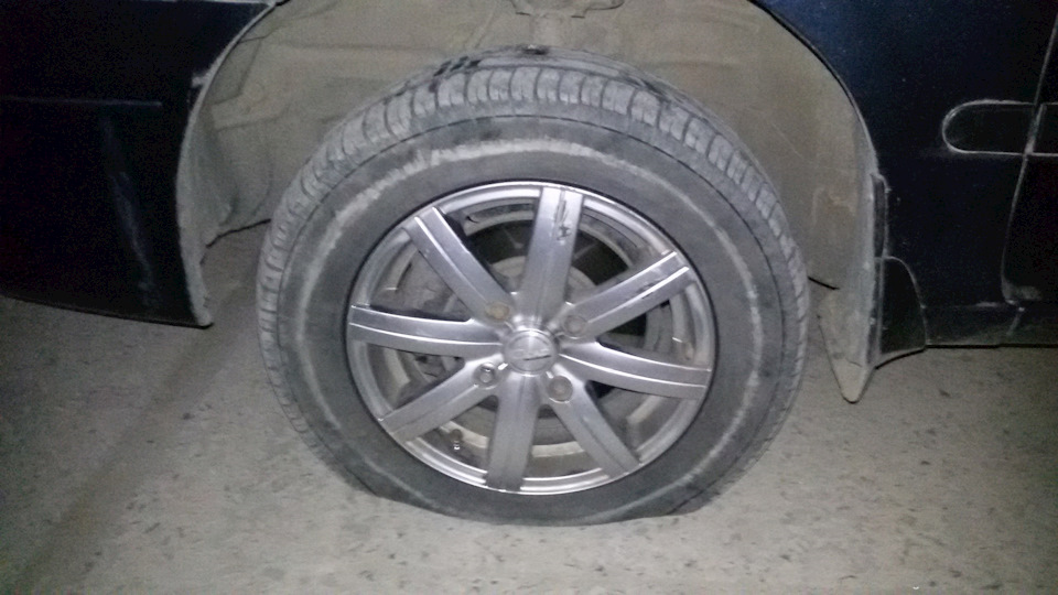 Проколотое колесо (24.05.2016) — Nissan Sunny (B15), 1,5 л, 2000 года ...