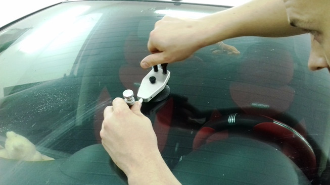 прилетел камень в мой огород, то есть в лобовое стекло — Peugeot 206 ...