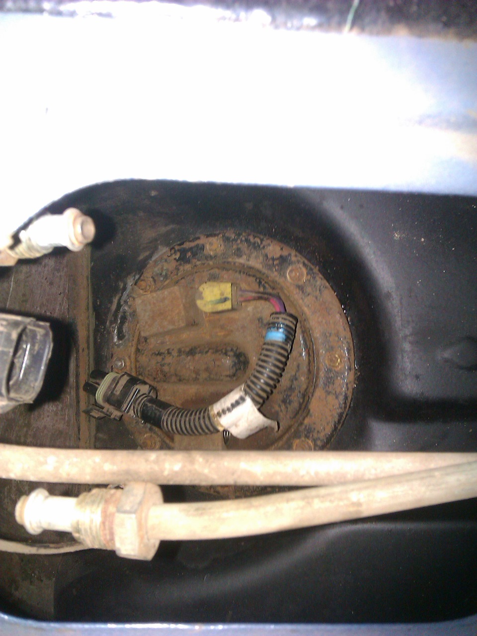 Чистка сеточки бензонасоса — Lada Baltic, 1,5 л, 1998 года | своими ...