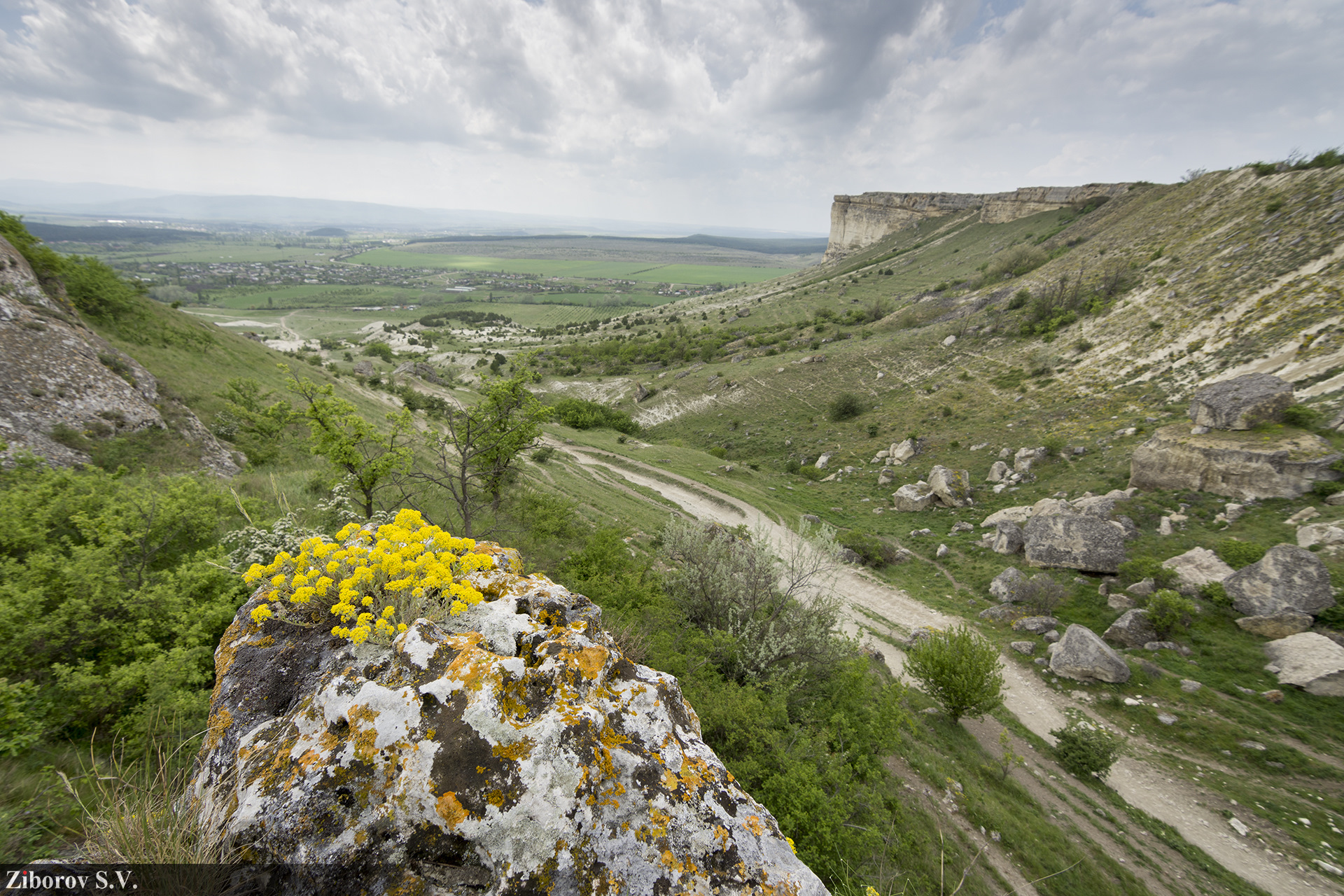 Крым Весна белая скала