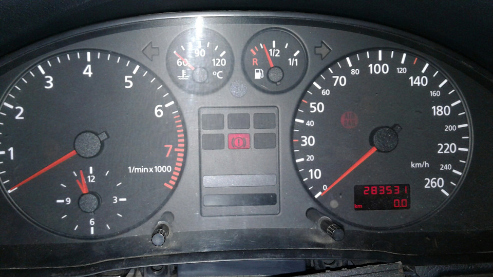 На панели горит знак абс и мигает восклицательный знак (!) Три звуковых ...