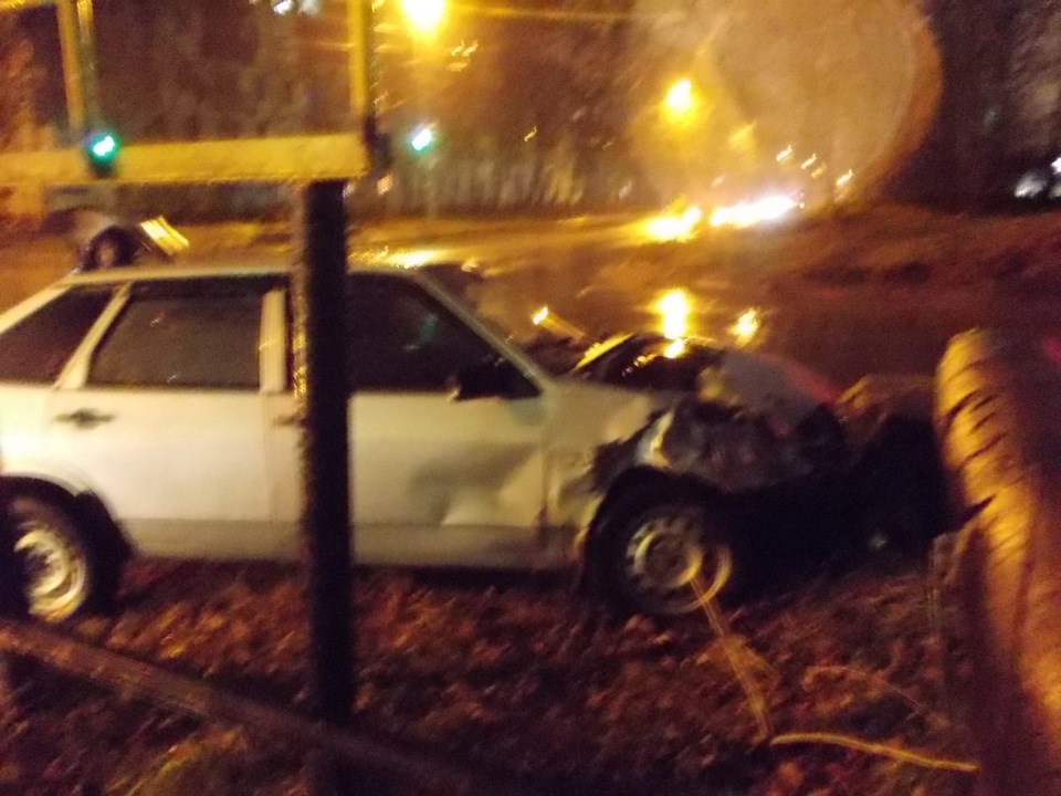 Песня я убитый в хлам. Авария ВАЗ 2109 ночью зимой. Разбитая ВАЗ 21099 серебристая ночью.