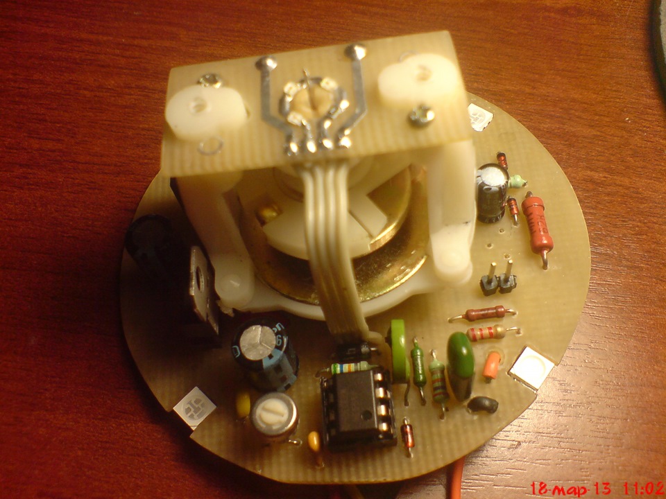 плата подсветки стрелки и основная плата закреплены на измерительной катушке — Lada 21053