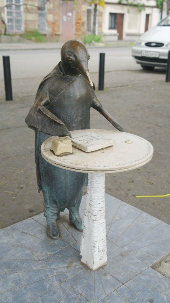 Ученый пингвин на набережной Сухума — Mitsubishi Pajero (2G)