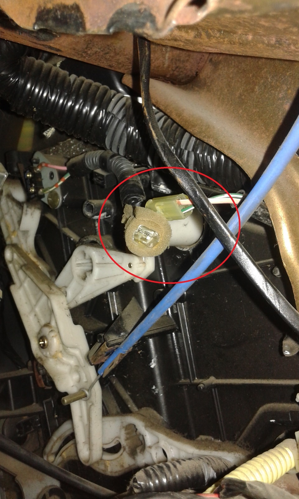 При включении обдува на стекло автоматически включается кондюк ...