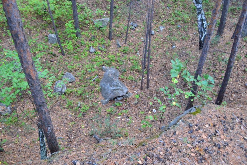 некоторые камни выглядят как инородные предметы. Ну вот как этот 2х метровый камень оказался на этой поляне? — УАЗ Patriot