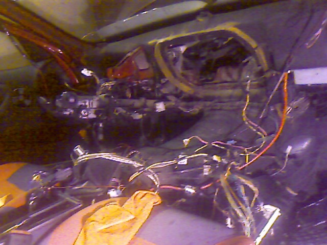 Еле выдернул всё в герметике, приклеен был к кузову, зачем не понимаю на верное герметик был лишний. — BMW 3 series (E36)