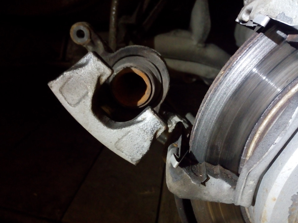 Задние колодки стерлись до металла — Nissan Laurel (C35), 2 л, 1998 ...