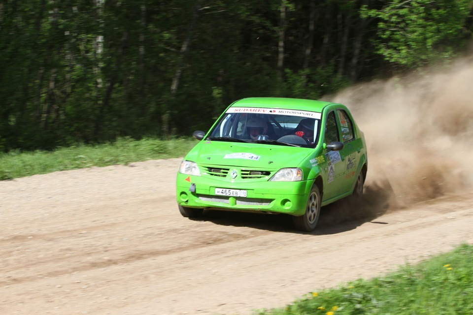 Рено драйвер. Гоночный Рено Логан. Dacia Logan Rally. Рено Логан дрифтит. Dacia Logan 2 Rally.