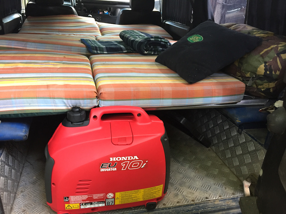 Встал как родной! Надежно зажат между дверью, полом и сендтраком. — Land Rover Defender (L315/L316)