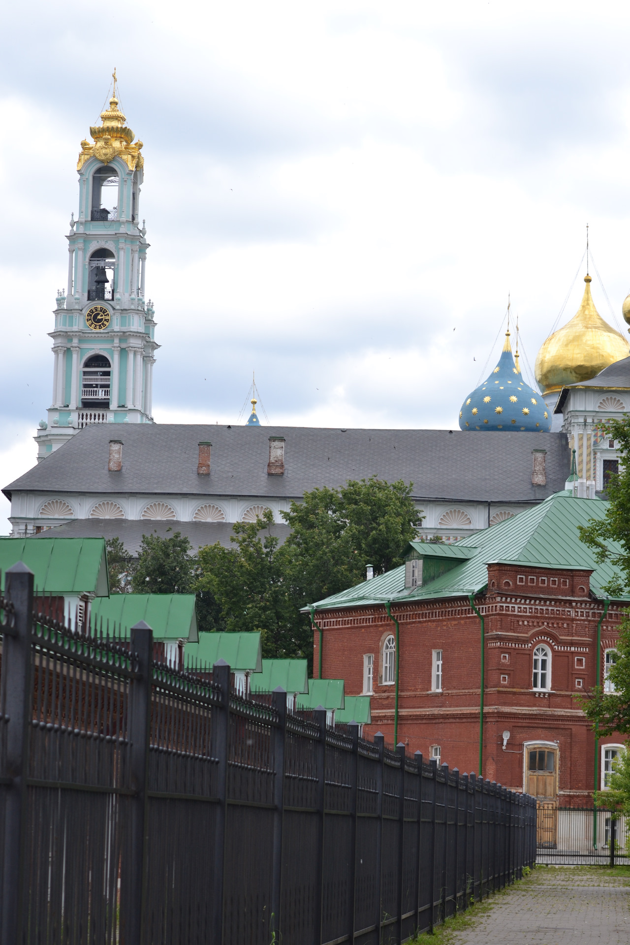 Сергиева лавра отель. Сергиев Посад гостиницы рядом с Лаврой. Развлекательный комплекс город Иркутск Сергеевский Посад. В гостях у сказки в Сергиев Посаде около Лавры.