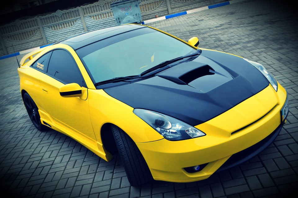 Toyota Celica желтая