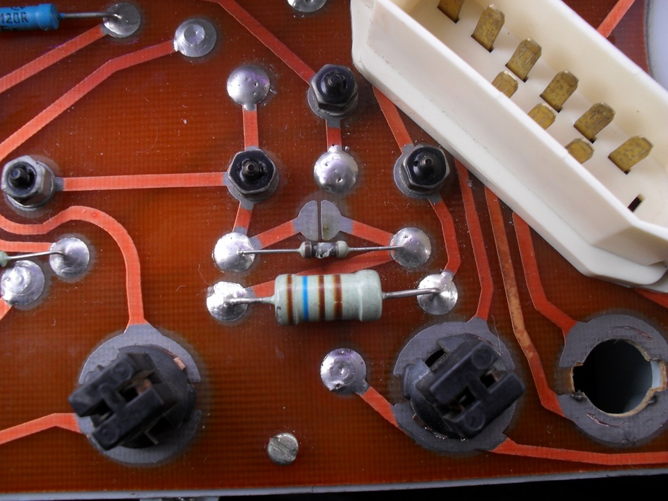 Горит предохранитель из-за лампочки на приборке (срочно, удалю сам ...