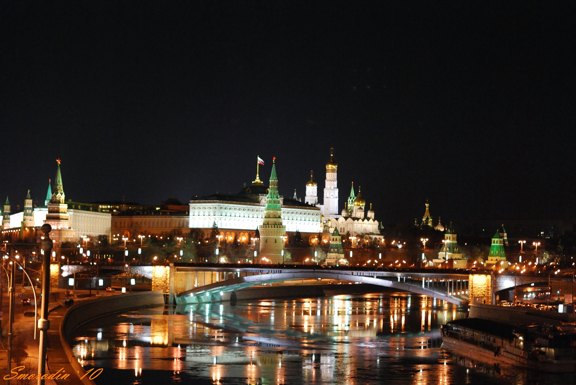 Москва втором. Ночная Москва 2007. Ночной Кремль Москва 2006. Легенда ночной Москвы. Ночная Москва вертикальные фото.