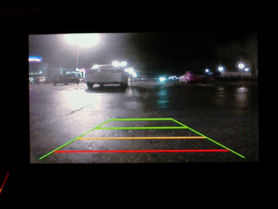 Задняя камера ночью, освещенная парковка, влажный асфальт — Nissan Cefiro (A32)