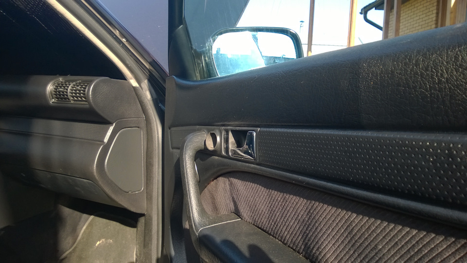 В двери осталась дырка от механических регуляторов — Audi 100 (C4)