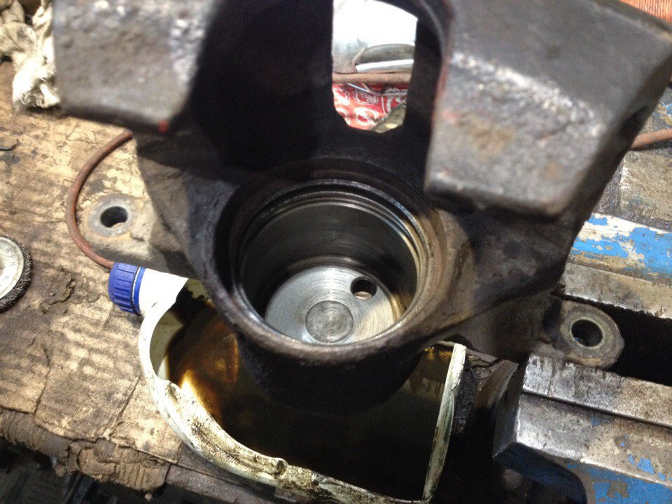 Замена передних тормозных колодок и переборка суппортов Хонда CR-V 1 ...