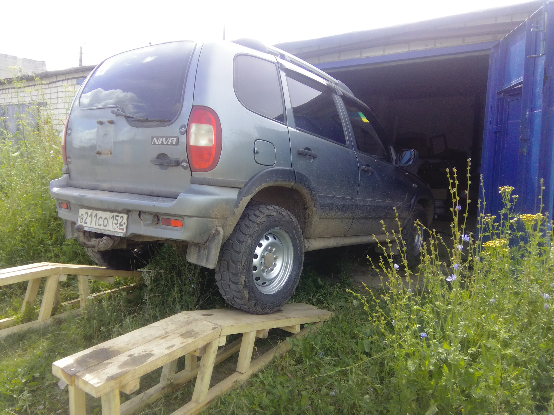 Мини-эстакада из дров — Chevrolet Niva, 1,7 л, 2005 года | своими ...