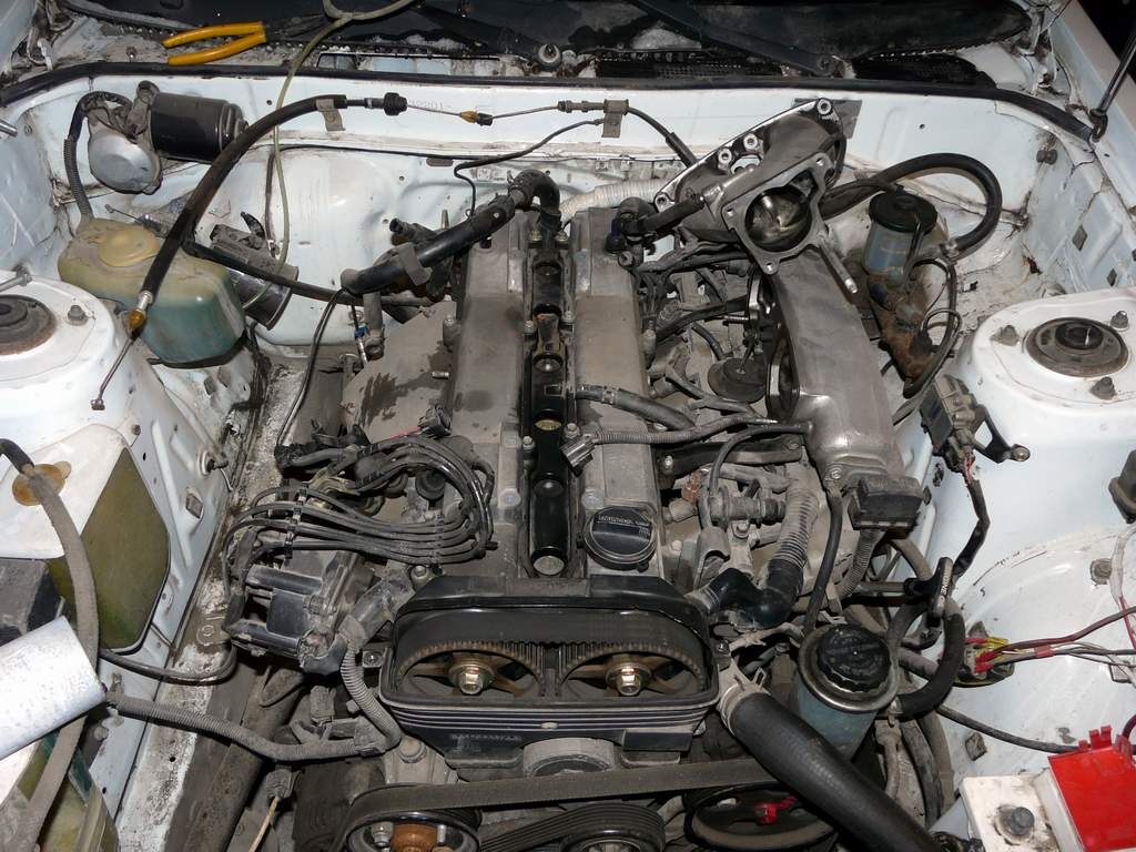 The throttle is in place  - Toyota Celica 30L 1984