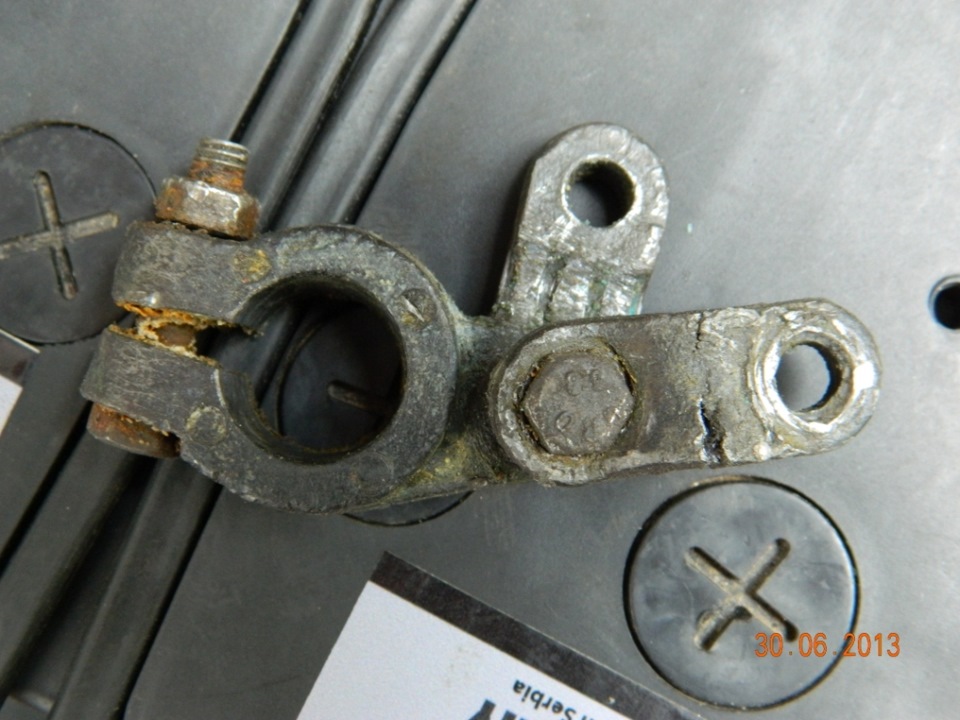 Окисление на клеммах аккумулятора — Opel Omega A, 2 л, 1992 года ...