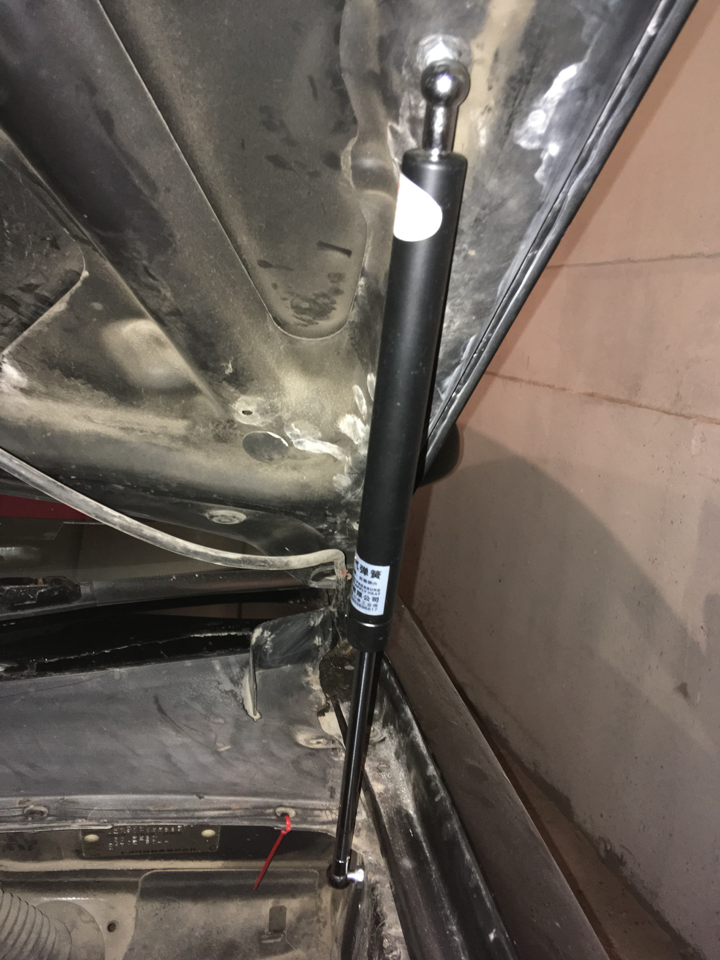 Газовый упор капота ваз 2115 автоупор. Газовые упоры капота тойота ноах 60. Газовые упоры капота ваз 2109. В машине упоры капота. Демпфер капота.