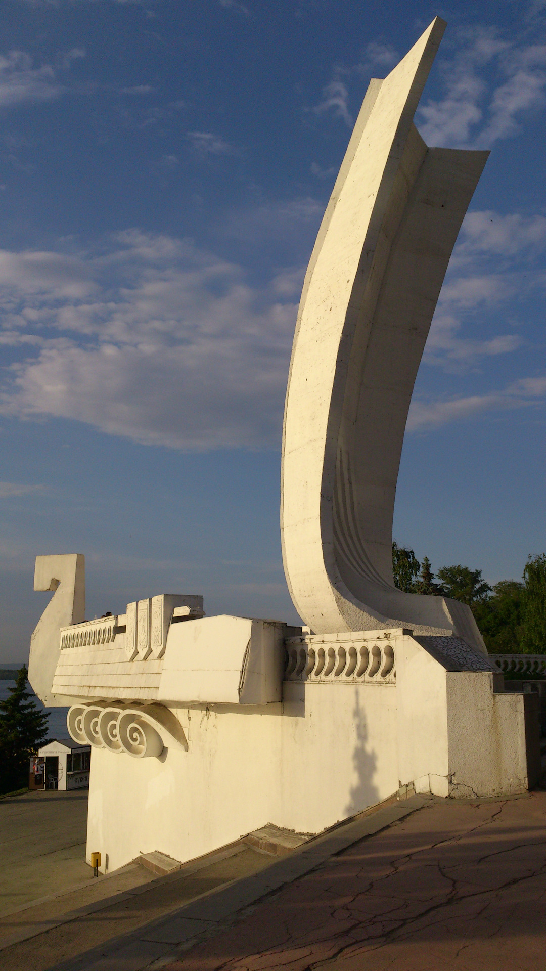 Памятник ладья. Монумент Ладья Самара. Стела Ладья Самара. Ладья Самара набережная. Ладья на набережной в Самаре.