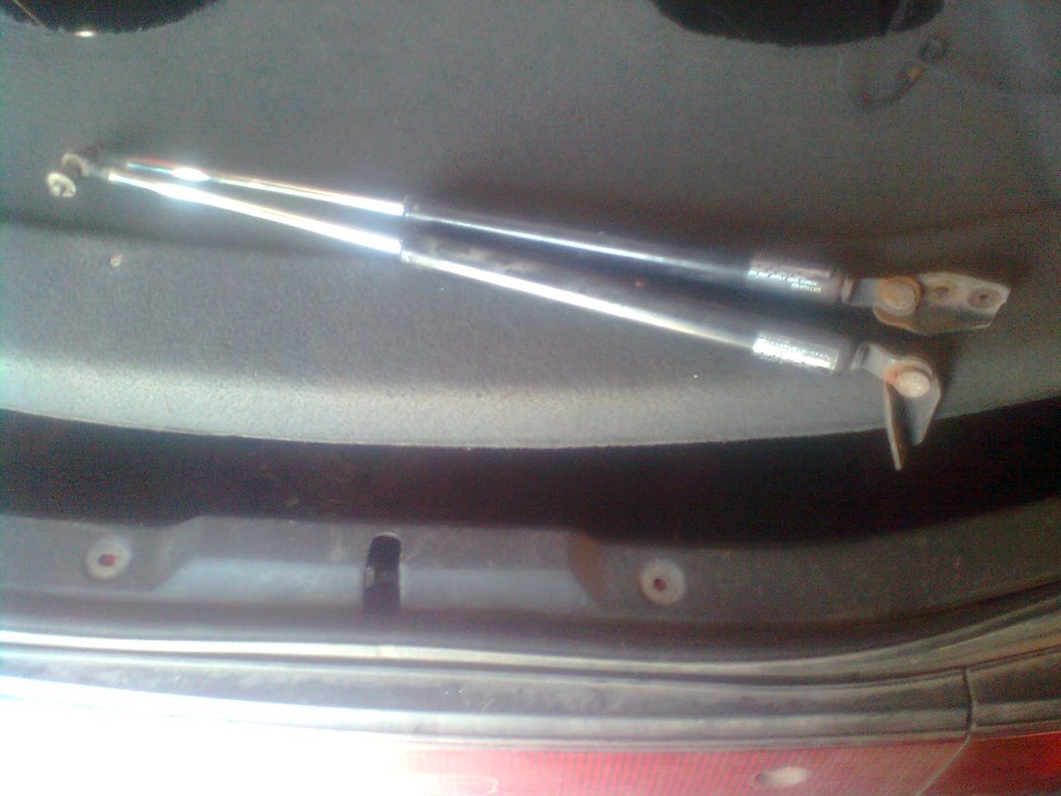 Замена газовых упоров на крышке багажника — Mazda 323 IV, 1,6 л, 1990 ...