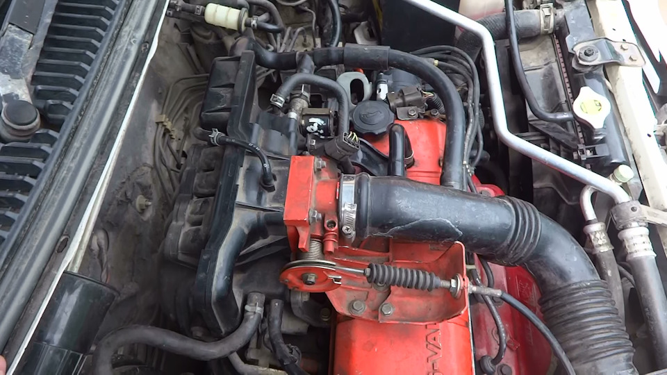 Регулировка троса акселератора — Mazda Demio (1G), 1,3 л, 2002 года ...
