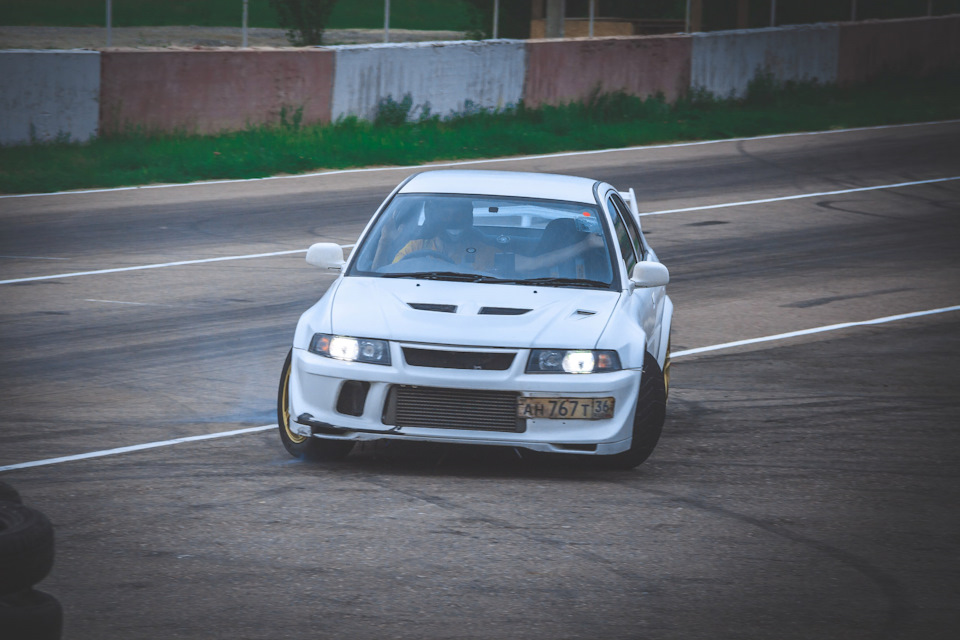 В любой непонятной ситуации бросай руль)) — Mitsubishi Lancer Evolution VI