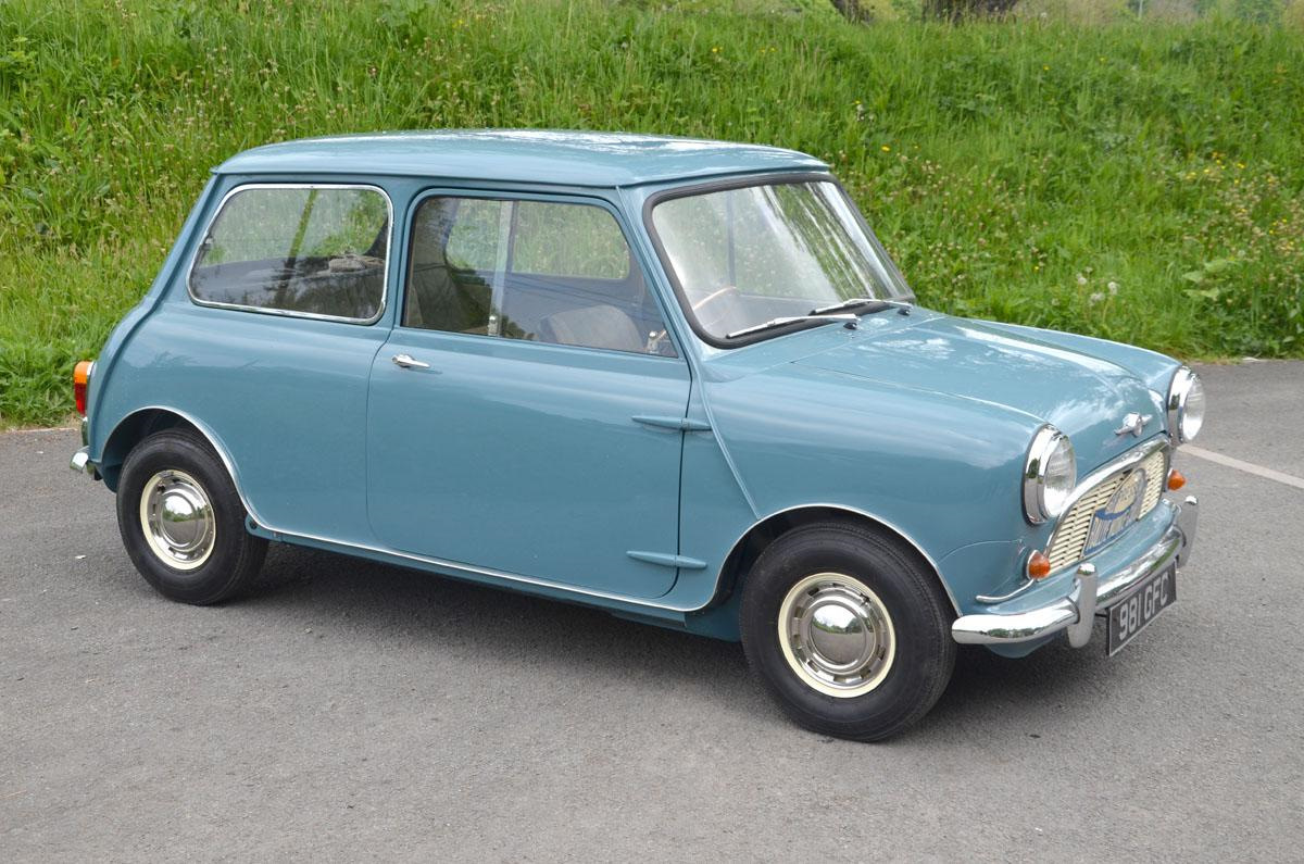 Первые мини. Morris Mini MK II. Morris mk1. Мини автомобиль 1970 года. Машина Coy.