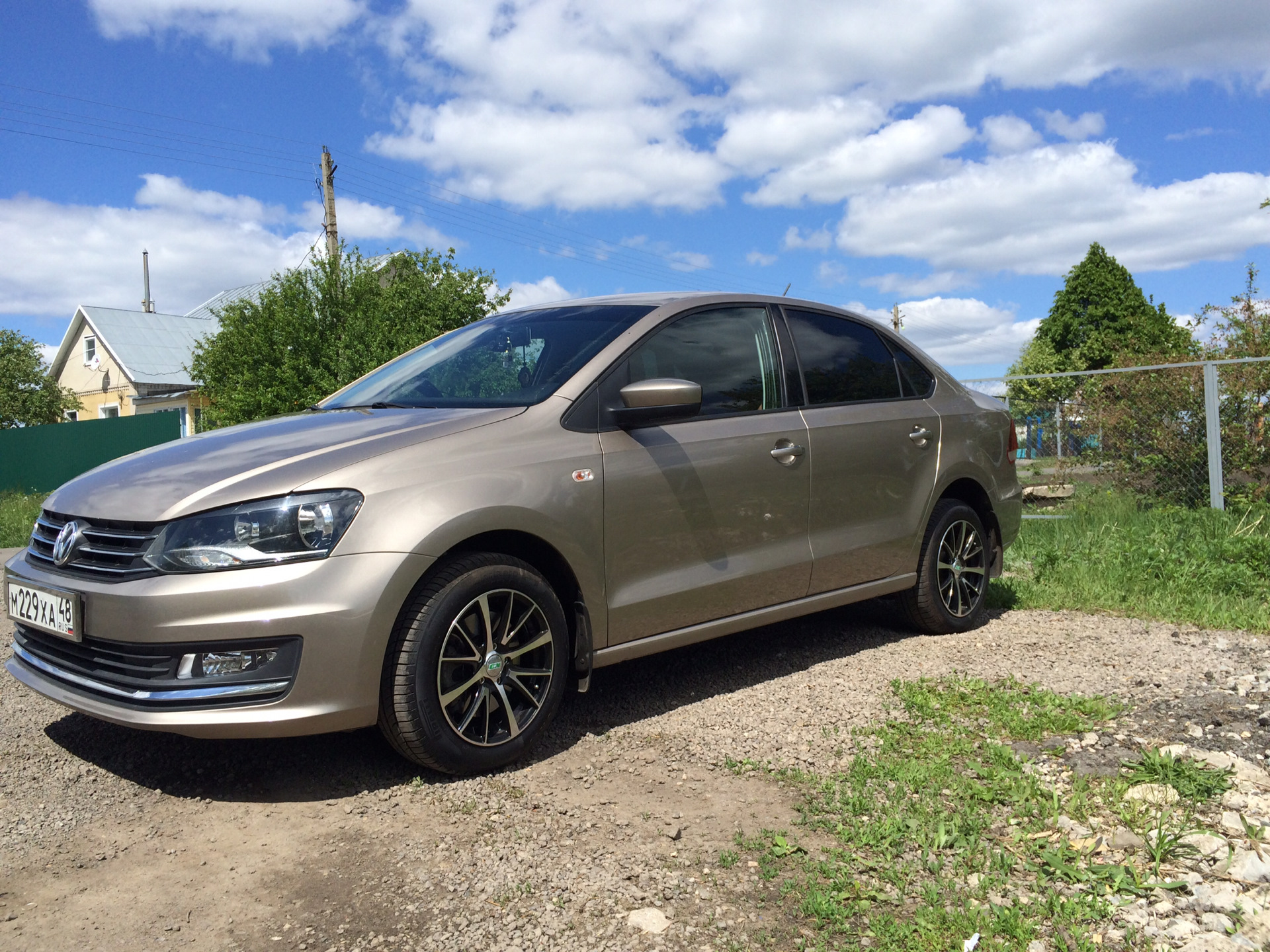 Диски поло седан оригинал. Volkswagen Polo sedan Titanium. Поло седан литые диски r16 бежевый. Поло седан на Xtrike x 131. X`Trike RST поло седан.