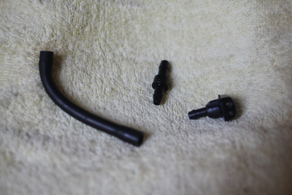 Забилась трубка и форсунка омывателя лобового стекла. — Subaru Forester ...