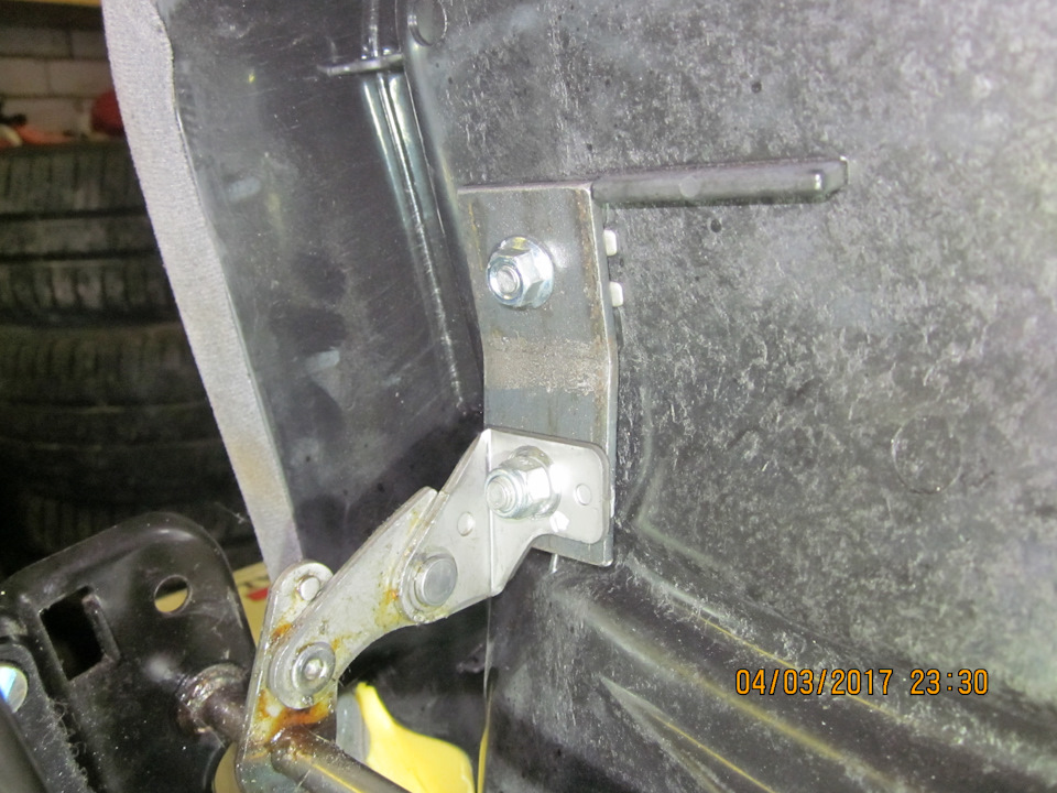 Переднее правое (по ходу движения) удлинённое крепление подушки к каркасу. — Daewoo Gentra