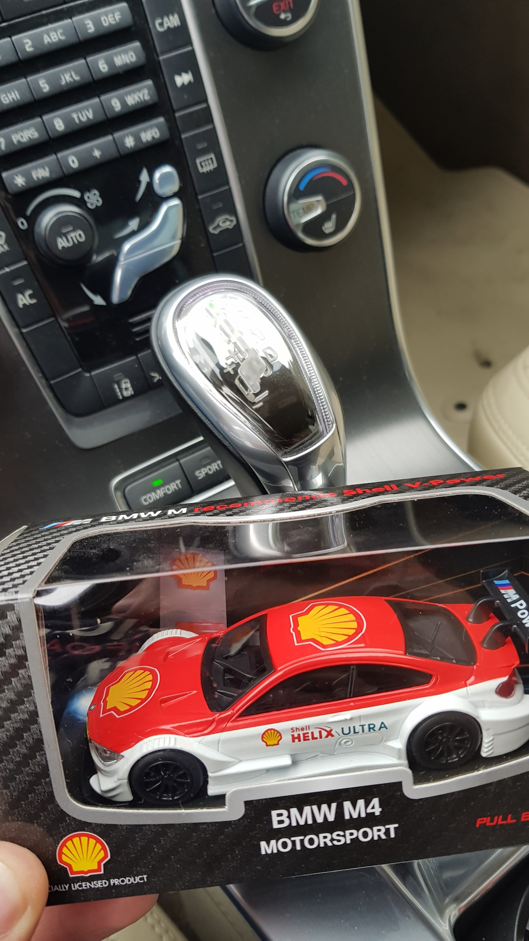 Машинки shell. Машинка от Шелл на управлении. Машинка Shell Bluetooth. Shell сувениры.