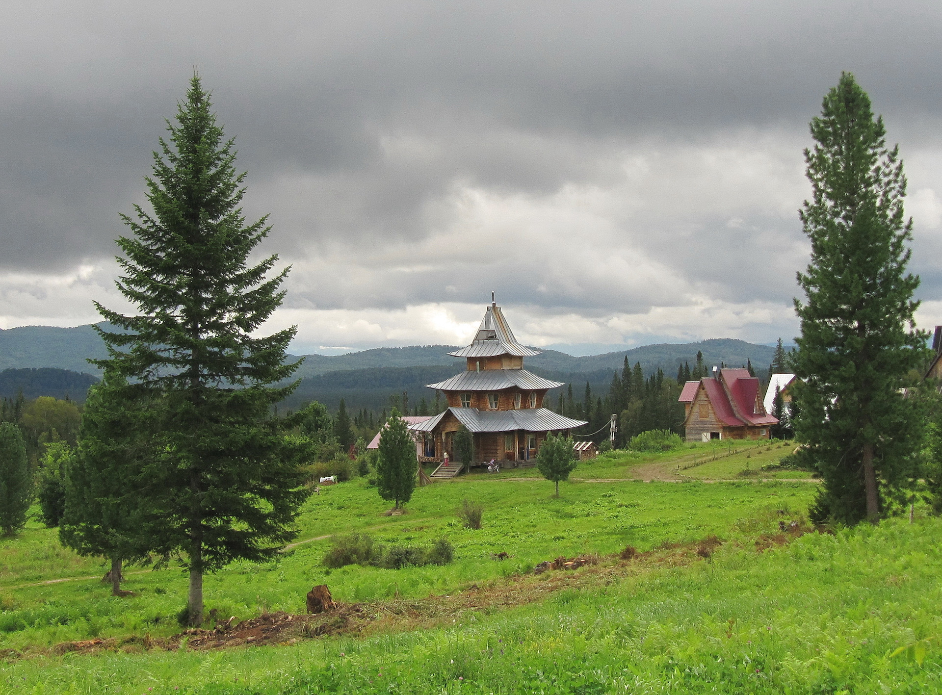 Город солнца. Город солнца Курагинский район виссарионовцы. Город солнца Курагинский район. Обитель рассвета Курагинский район. Город солнца Тиберкуль.