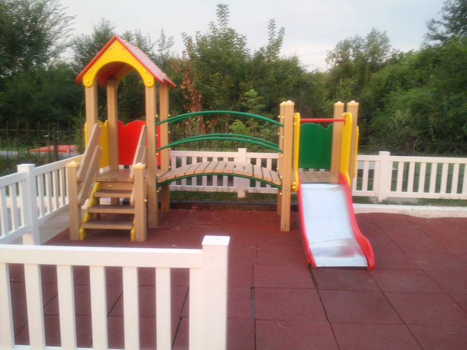 Детская площадка на заправке — Skoda Rapid (1G)