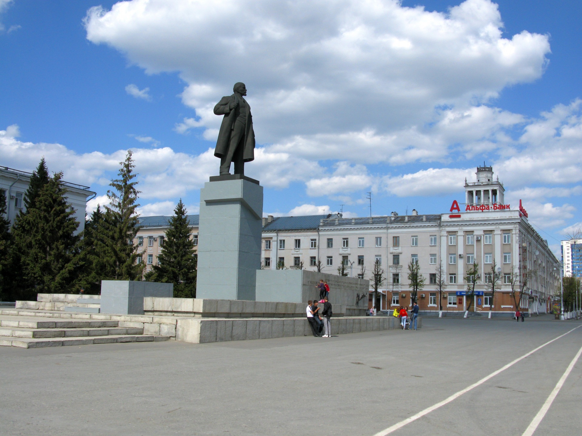 Площадь в кургане