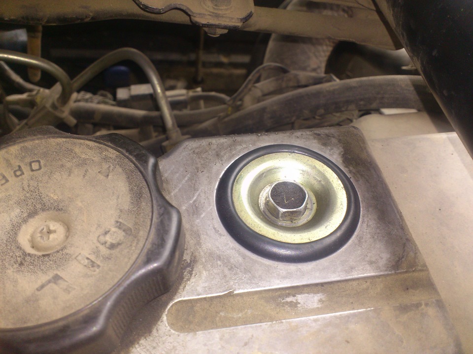 Вибра капота, замена резинок на клапанной крышке — Mitsubishi ...